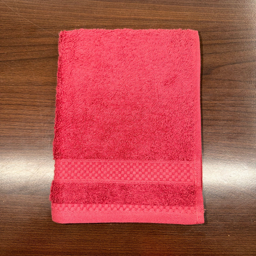 Serviette d'invité rouge carmin