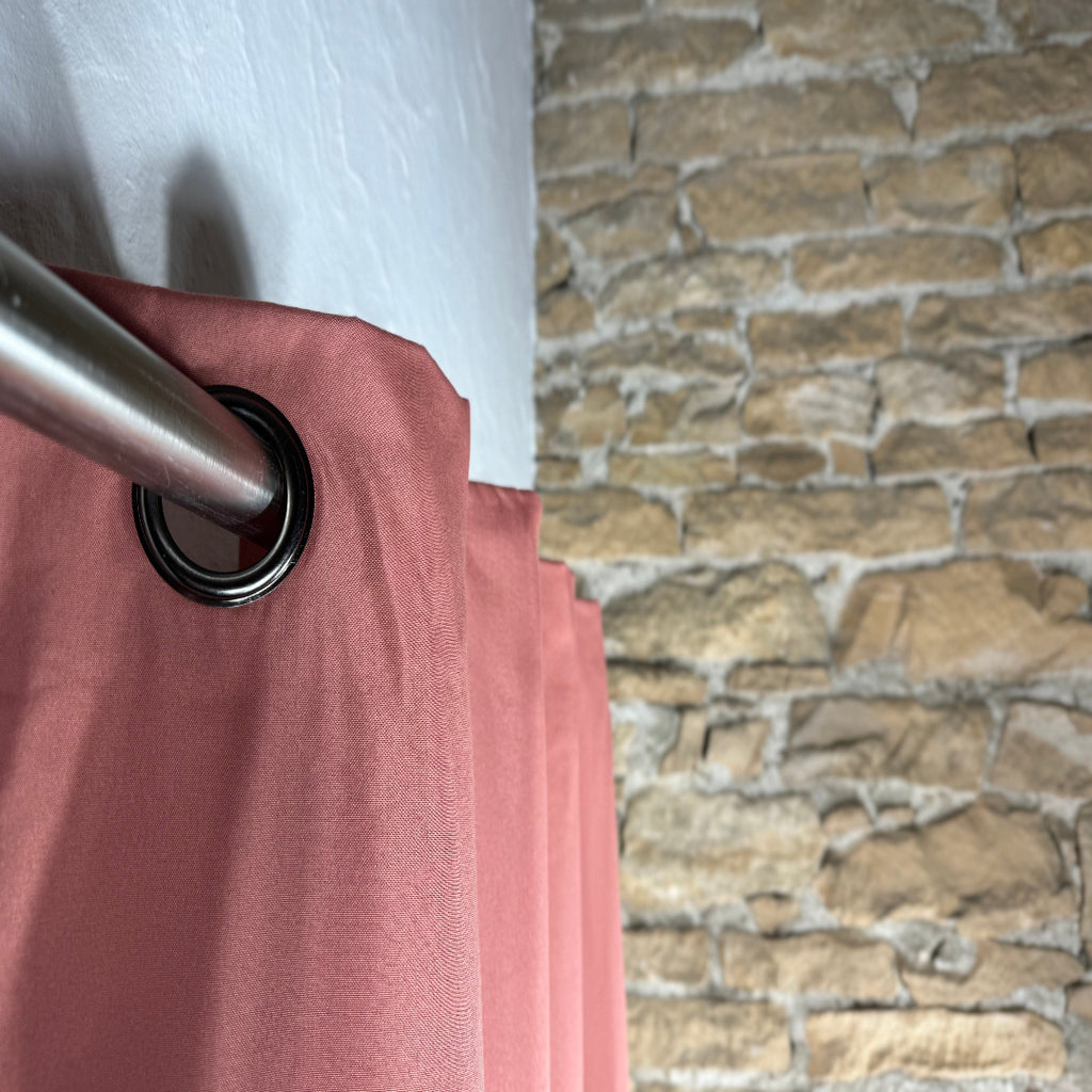 Rideau rose isolant thermique